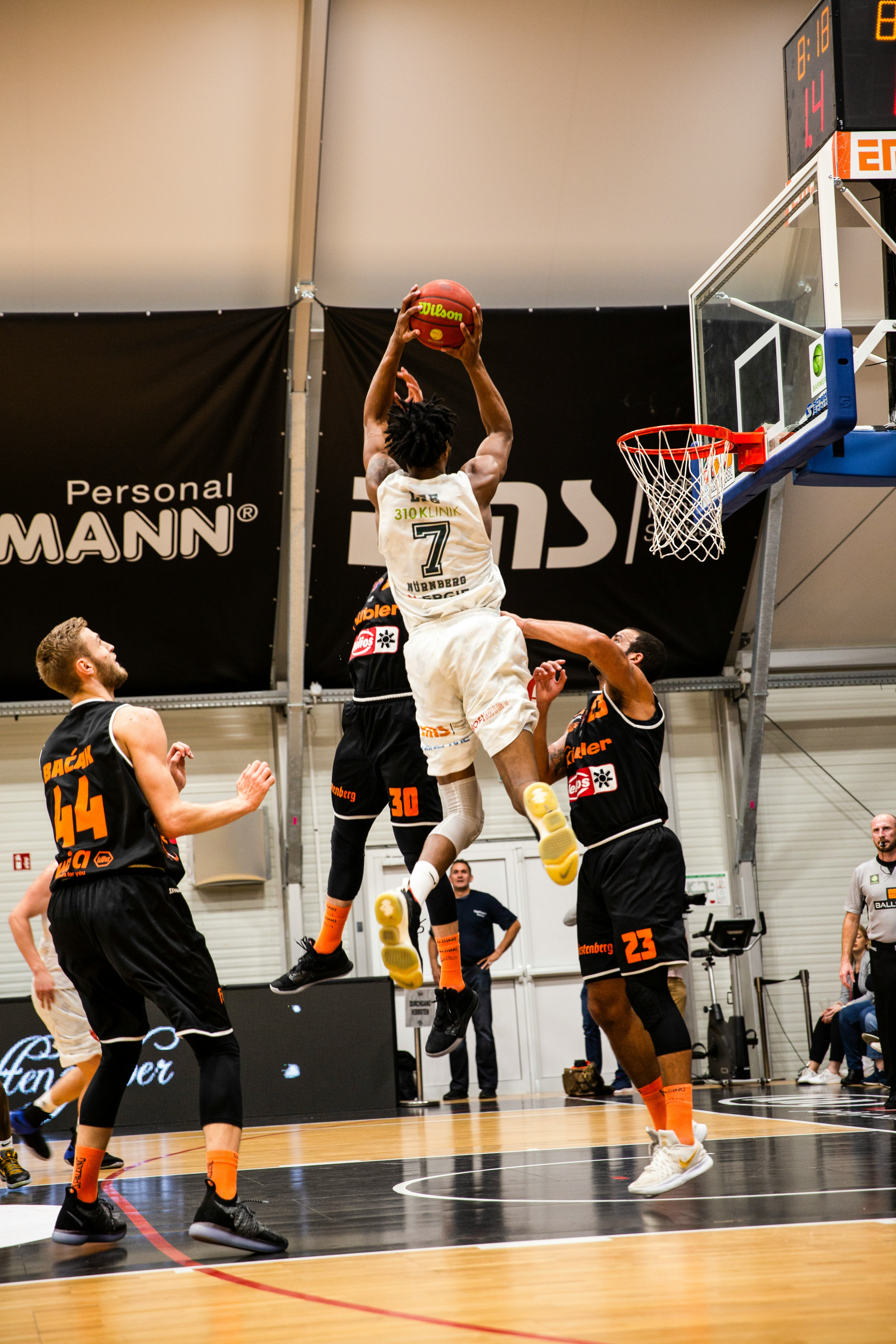 Joueur de basket au tir en plein match