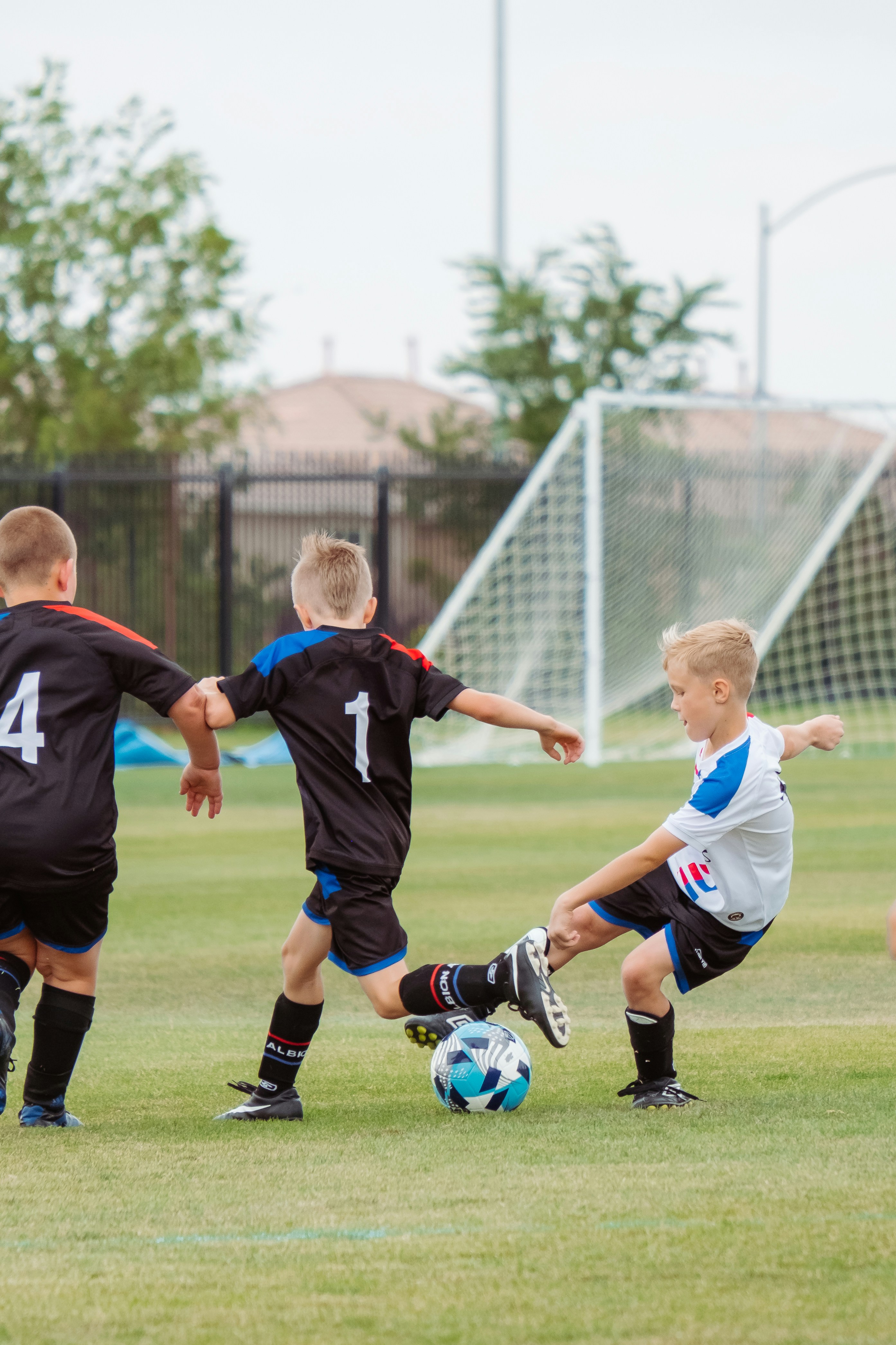 Jeunes joueurs de football en match